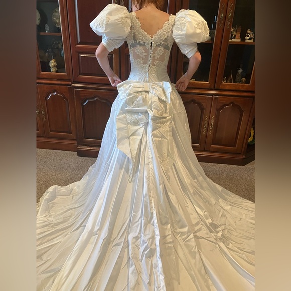 VINTAGE WEDDING DRESS Profesionally preserved since 1980s. Kleinfeld Website - Picture 11 of 13